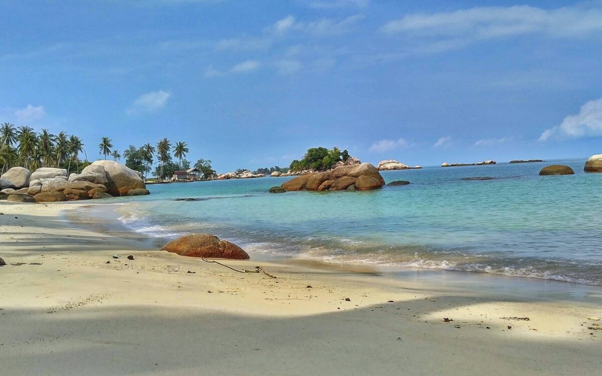 Pasir putih dan laut hijau toska Pulau Berhala Tanjung Jabung Timur Jambiarlan - foto : GoogleMaps/dahri