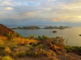 bentang alam perbukitan dan laut di bukit cinta labuan bajo