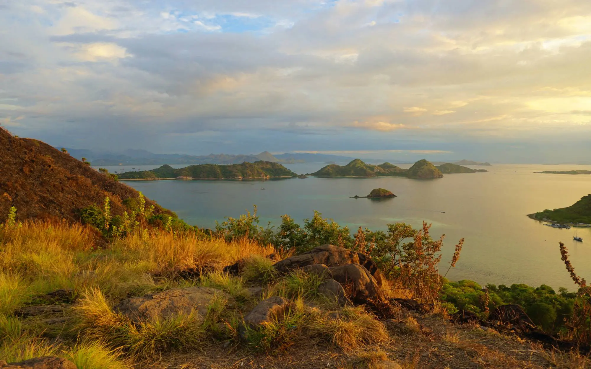 bentang alam perbukitan dan laut di bukit cinta labuan bajo