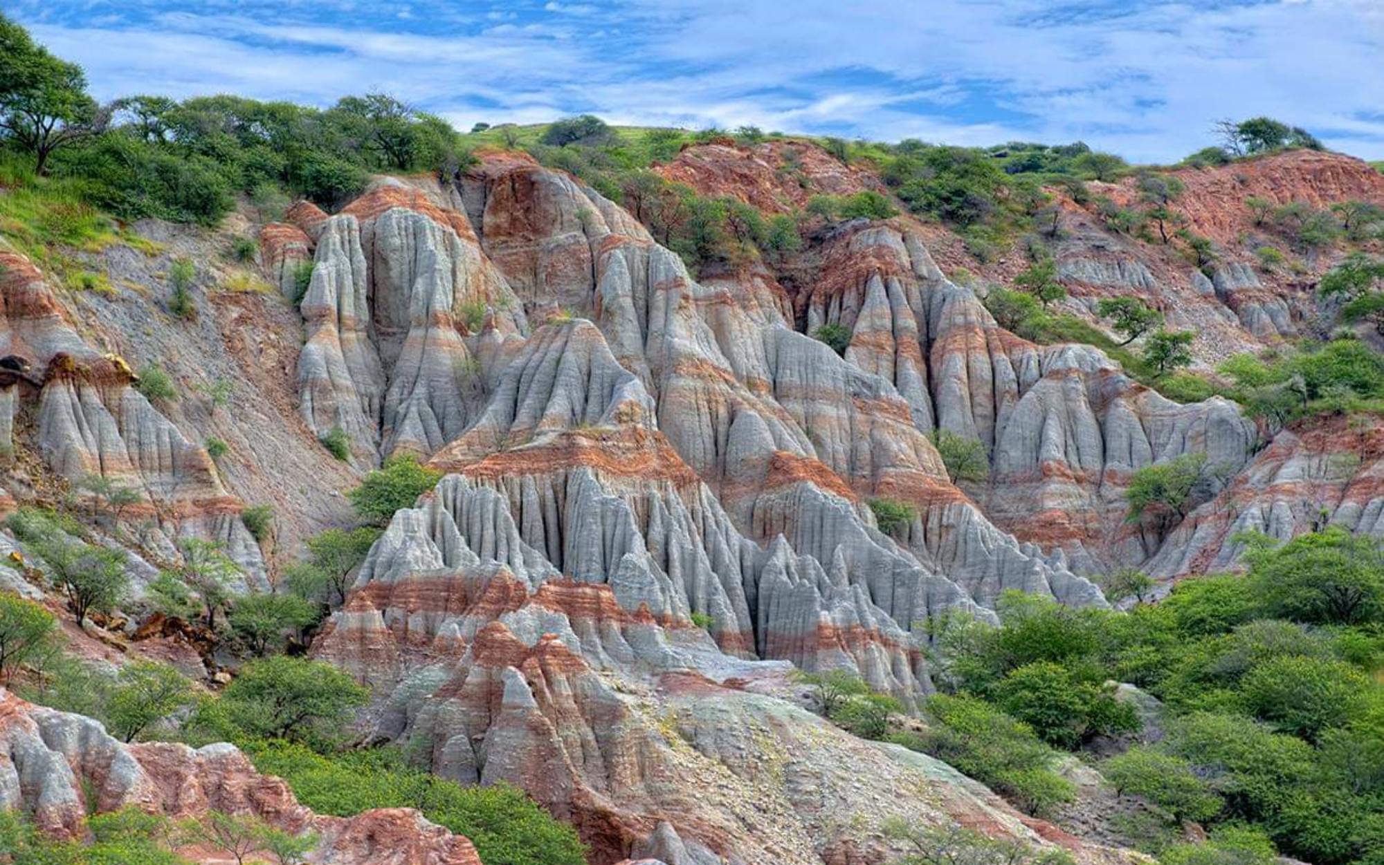 area perbukitan warna-warni yang terbentuk dari lapisan batu