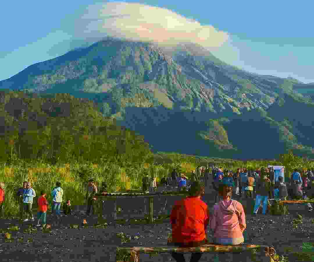 Duduk bersantai menikmati pemandangan gagahnya Gunung Merapi dari jarak dekat Bunker Kaliadem Sleman Yogyakarta - khayalanava