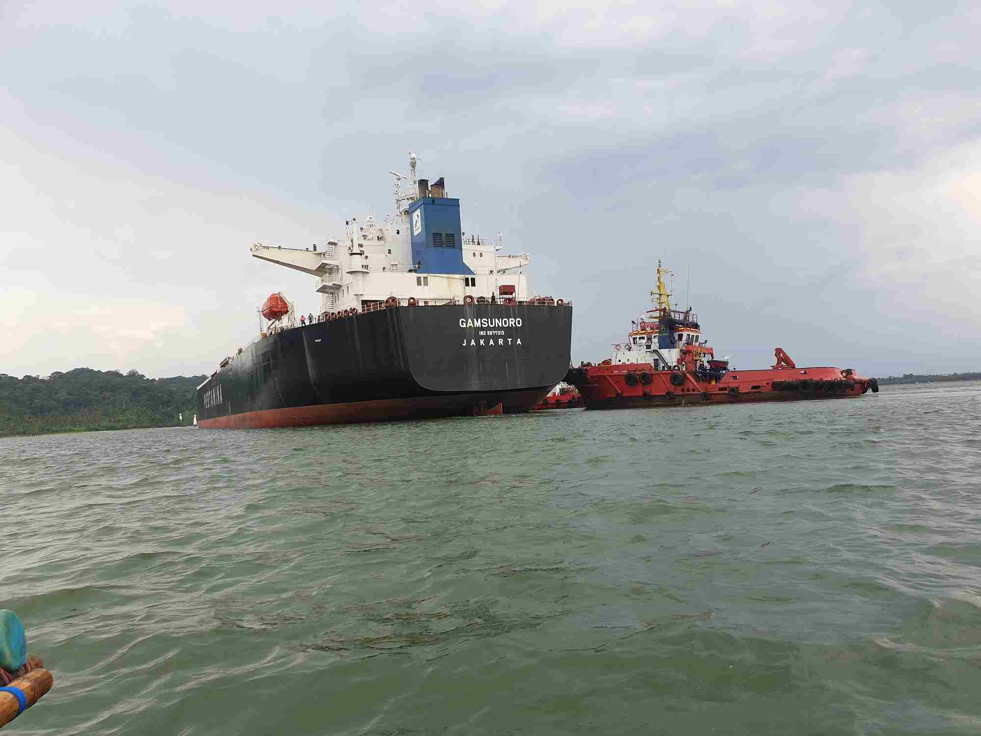 Kapal Tanker yang Melintasi Perairan Pantai Teluk Penyu