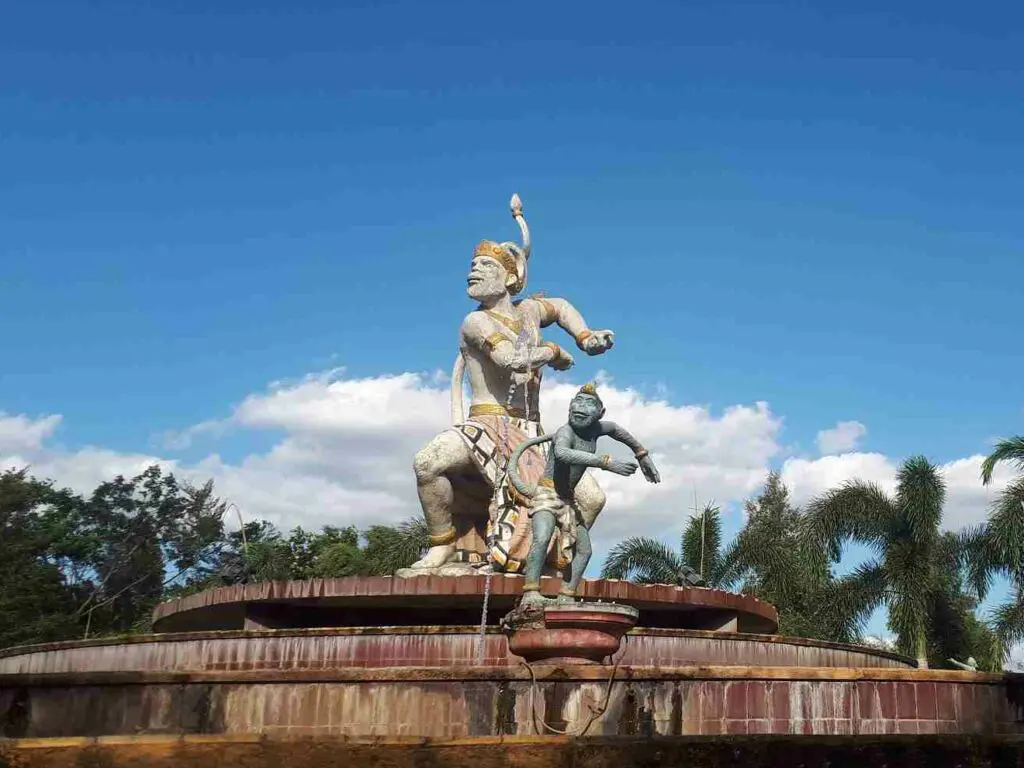 Patung Hanoman di Tengah Kolam