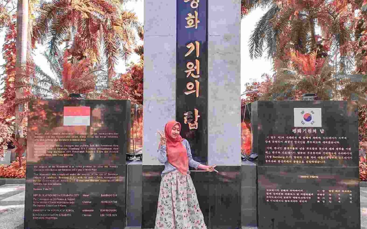 Prasasti peresmian Taman Korea Surabaya