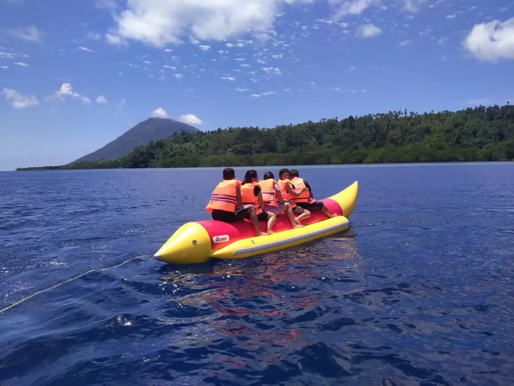 wahana banana boat di taman nasional bunaken
