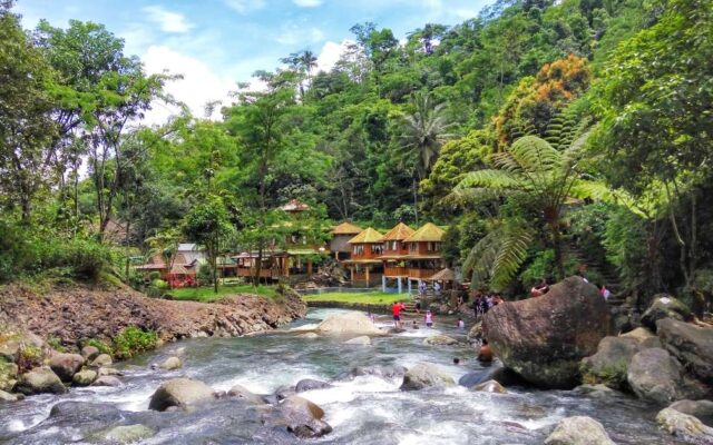CURUG BAYAN Harga Tiket Masuk dan Aktivitas