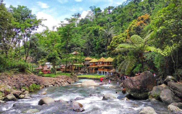 keindahan sungai yang mengalir di curug bayan