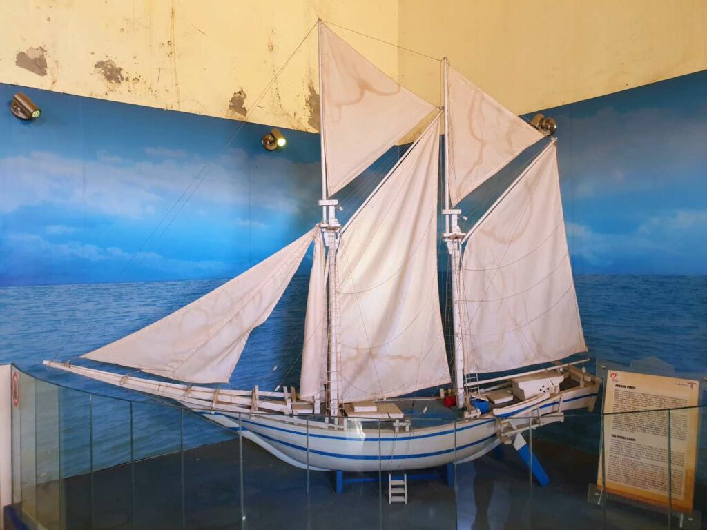 miniatur kapal pinisi koleksi museum galigo