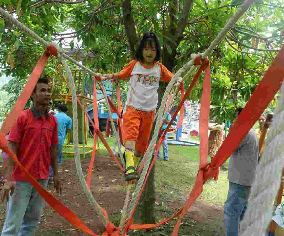 wahana jembatan tali untuk anak-anak di joglo park