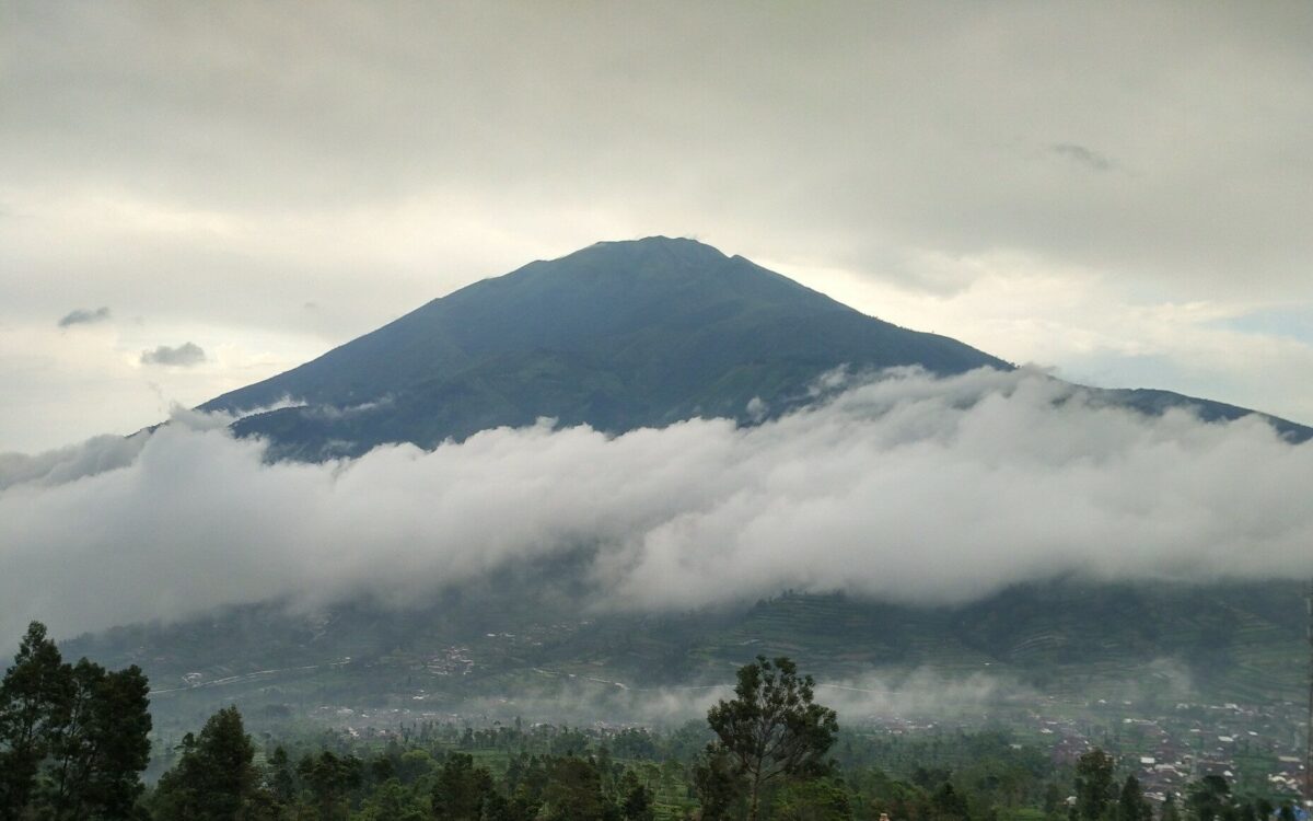 Awan Tipis Menutupi Gunung