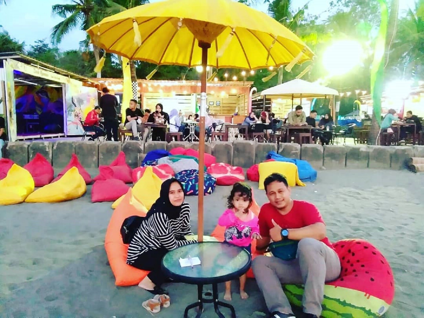 Bersantai bersama keluarga area pantai