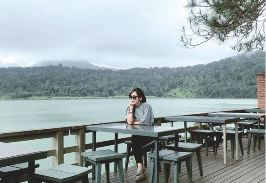 Wisatawan yang bersantai di cafe tepi Danau