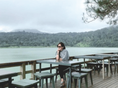 Wisatawan yang bersantai di cafe tepi Danau Linow