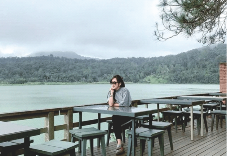Wisatawan yang bersantai di cafe tepi Danau Linow