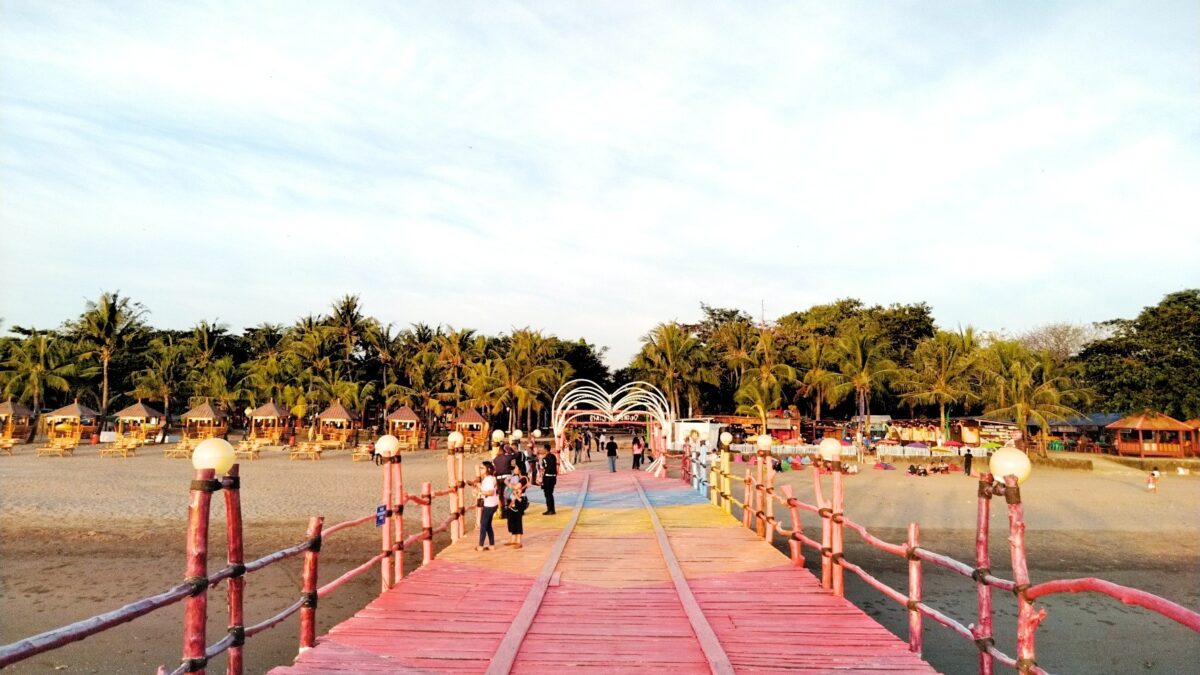 Dermaga Cinta di area pantai akkarena