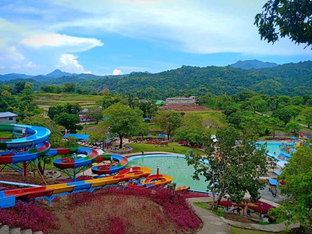 Diana Waterpark Barru Sulawesi Selatan menyajikan beraneka wahana permainan air dengan pemandangan alami perbukitan - Abidsar algi