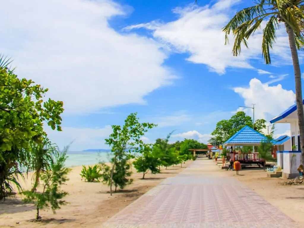 Kawasan Pantai Mutiara Buton Sulawesi Tenggara telah tertata rapi dengan berbagai fasilitas wisata - xaverius endro