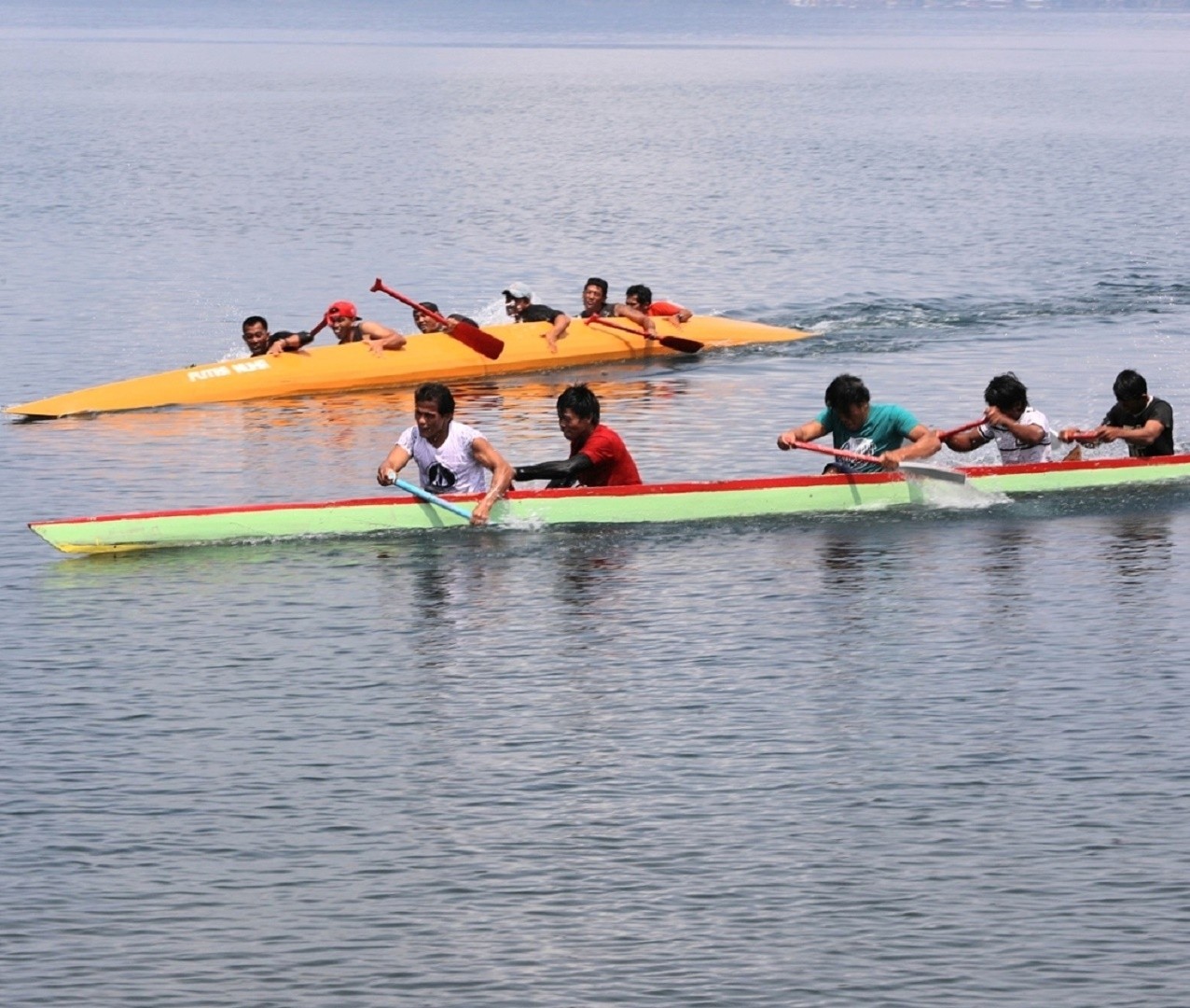Lomba perahu dayung terbalik di Pantai Ide Festival Danau Matano