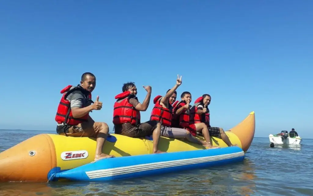 Mencoba memacu adrenalin dengan wahana Banana Boat di Pantai Galesong Takalar Sulawesi Selatan - Aisyah Wisata