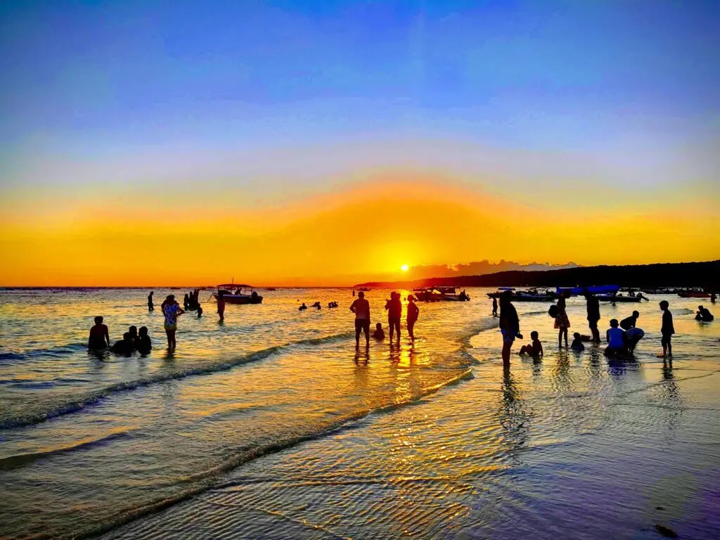 Menikmati momen sunset di Pantai Tanjung Bira Bulukumba Sulawesi Selatan - Andi Pangeran Reza