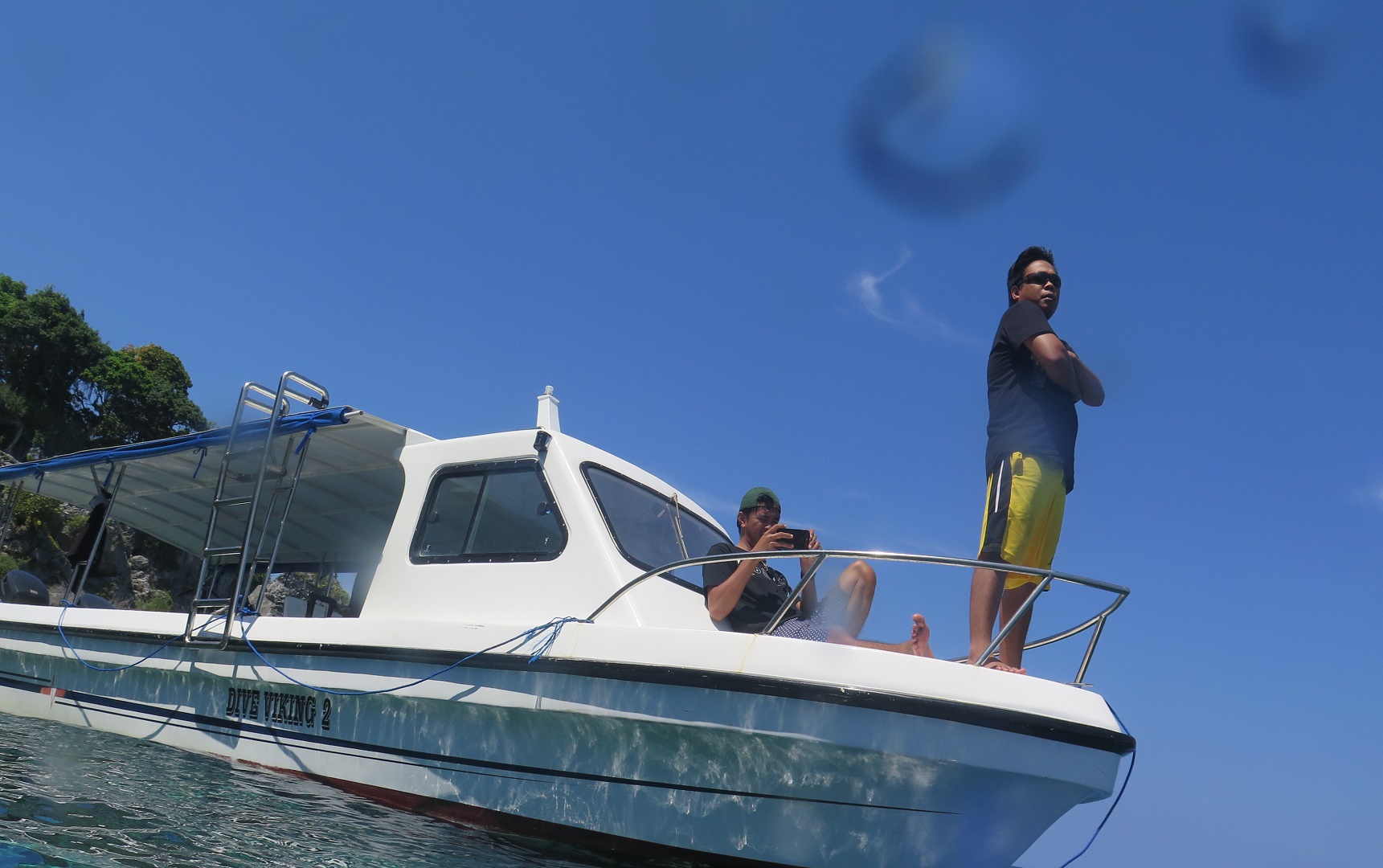 speedboat yang digunakan untuk menyeberang menuju pulau