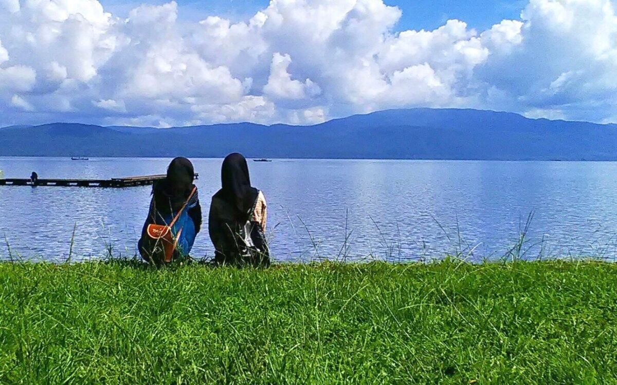 Panorama danau matano dikelilingi area perbukitan