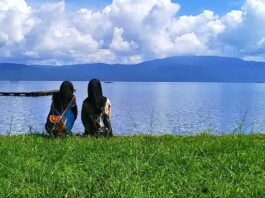 Panorama danau matano dikelilingi area perbukitan