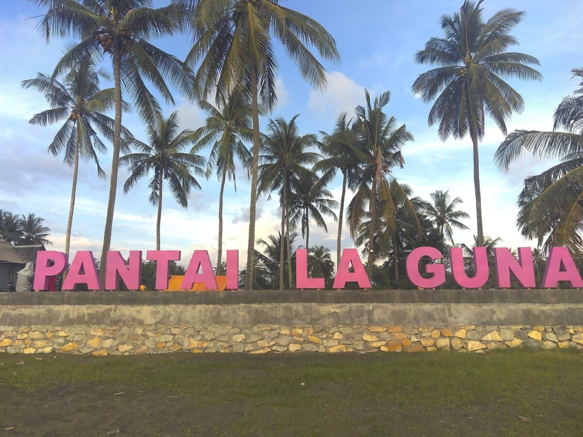 Pantai Laguna Barru dengan pepohonan kelapa di Sulawesi Selatan - Ronna Ayu Komariah Putri
