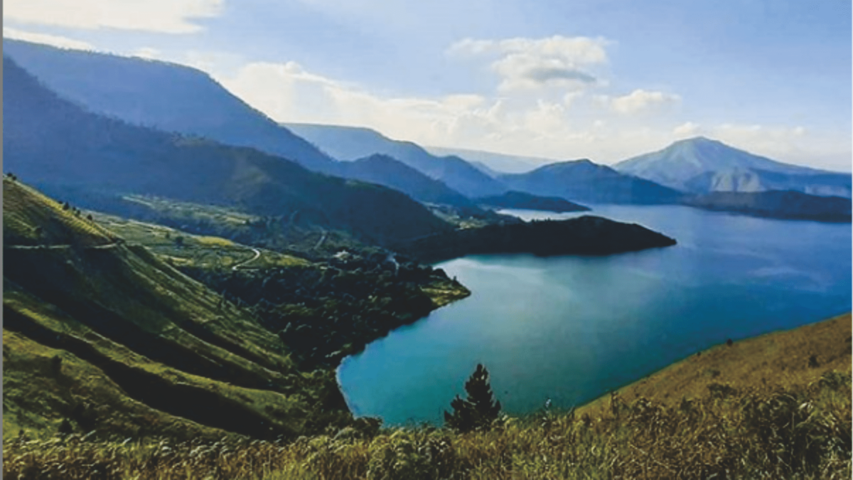 Pemandangan Danau Toba dari Atas Bukit Holbung