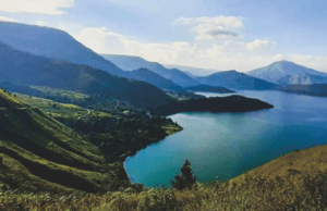 Pemandangan Danau Toba dari Atas Bukit Holbung