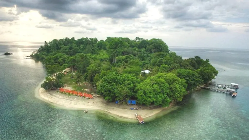 Pulau Dutungan Barru Sulawesi Selatan dilihat dari kejauhan - pariwisata_barru