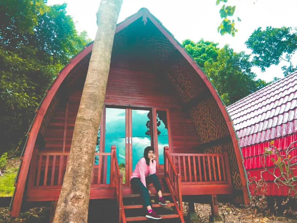 wisatawan bisa menginap di pulau dengan menyewa kamar-kamar resort