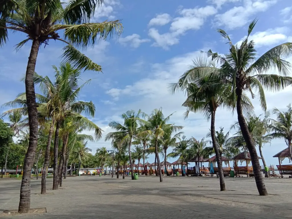 Taman bergaya mediterania di Pantai Akarena Makassar