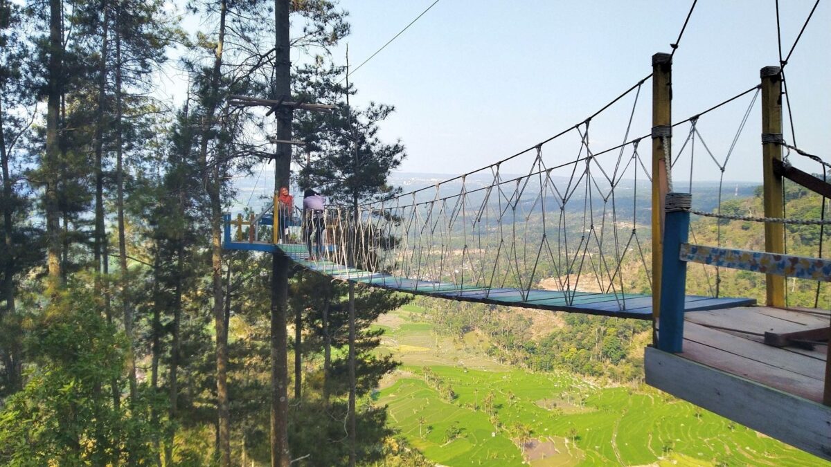 wahana jembatan gantung dari tali