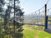 wahana jembatan gantung dari tali