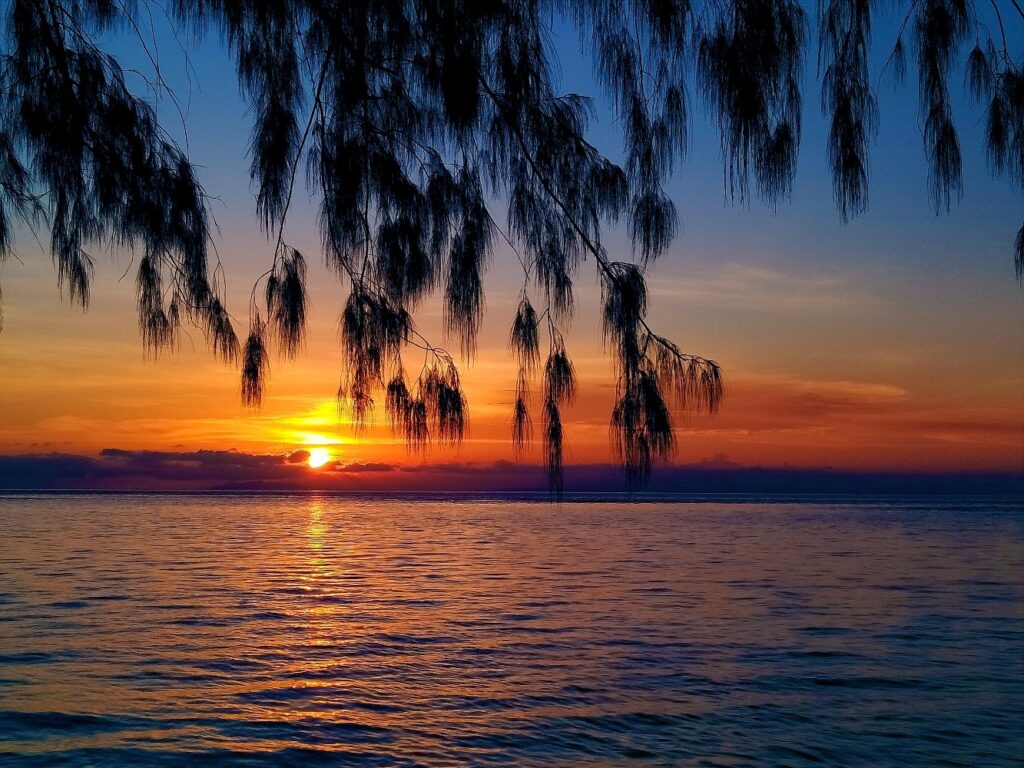 keindahan sunset di pantai cemara wakatobi