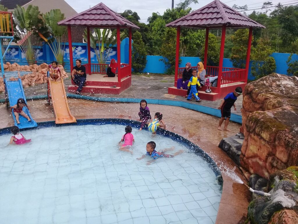 Anak - Anak Bermain Air dengan Riang Gembira
