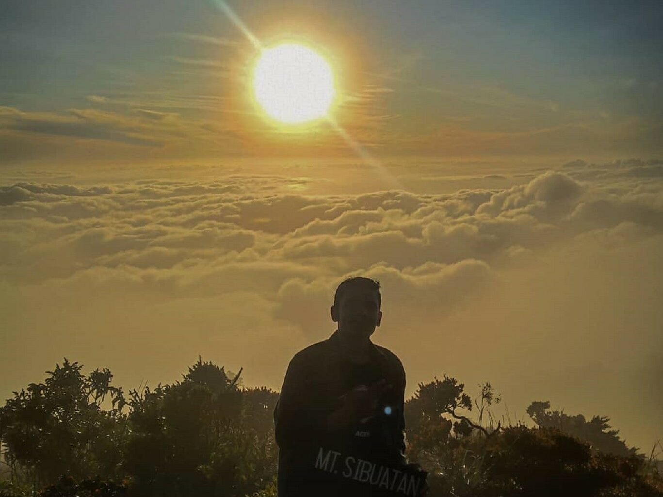 Berburu momen terbitnya matahari dari balik samudera awan di puncak gunung