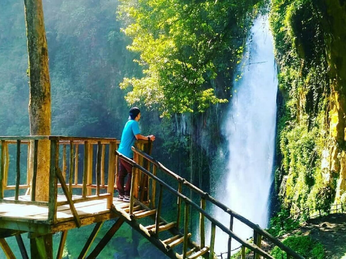 Berfoto dari rumah pohon di depan Air Terjun Sikulikap Karo Sumatera Utara - ijal_mahendri
