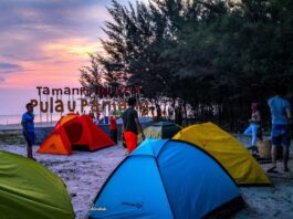 Berkemah di Tepi Pantai pulau panjang