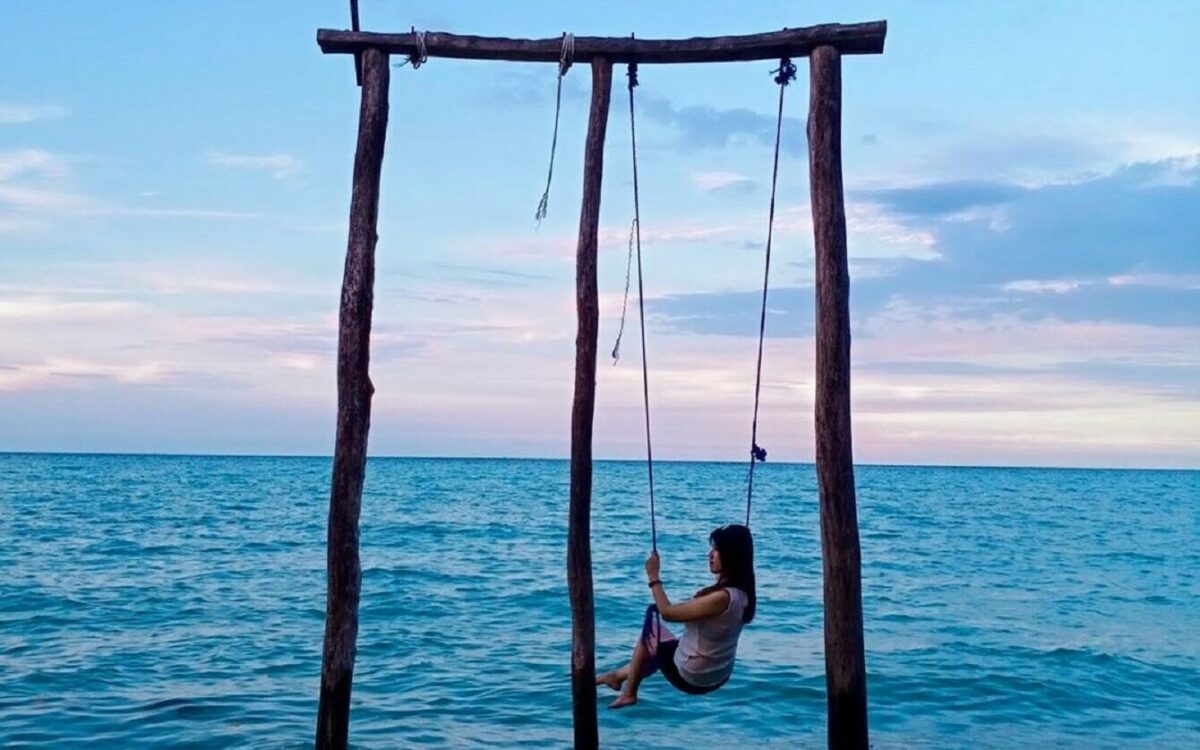Bermain ayunan di Pantai Toronipa Konawe Sulawesi Selatan - felitairenes