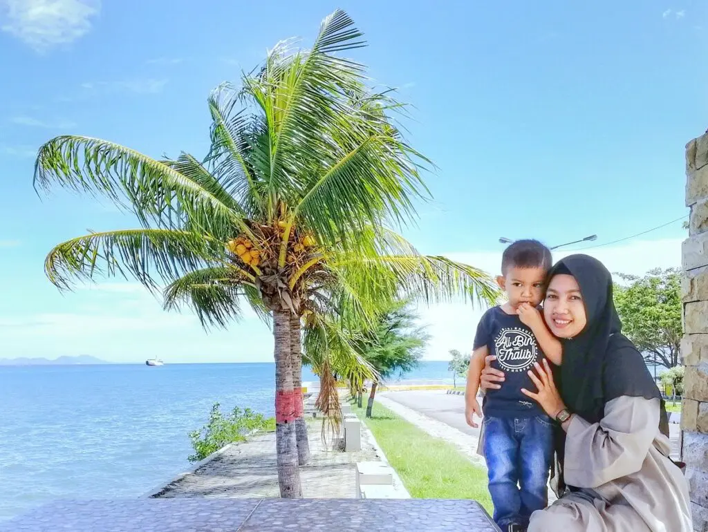 Bersantai bersama keluarga menikmati keindahan panorama Pantai Mandra Kolaka Sulawesi Tenggara - Yunhay Why