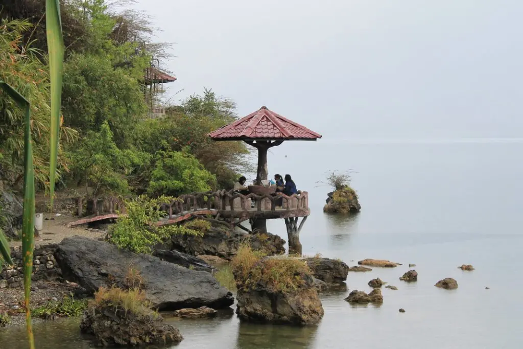 Gazebo tempat bersantai pengunjung Danau Lau Kawar