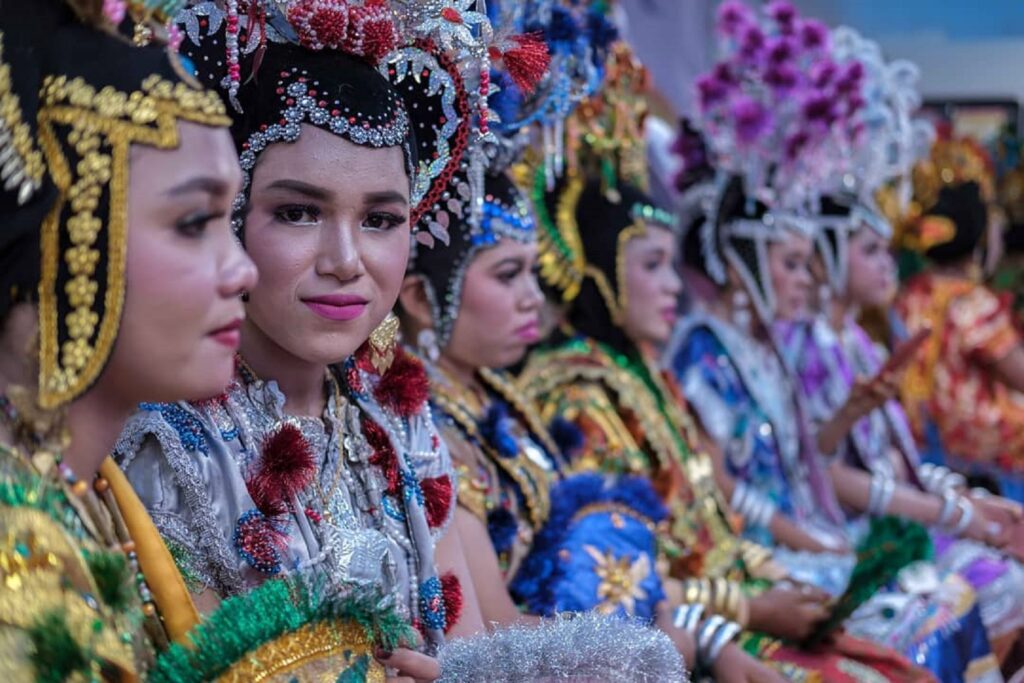 Festival Budaya Tua Buton Pulau Buton Buton Sulawesi Tenggara yang diikuti oleh gadis yang telah dipingit (posuo) - rustamawat