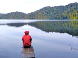 keindahan danau lau kawar berpadu dengan perbukitan hijau