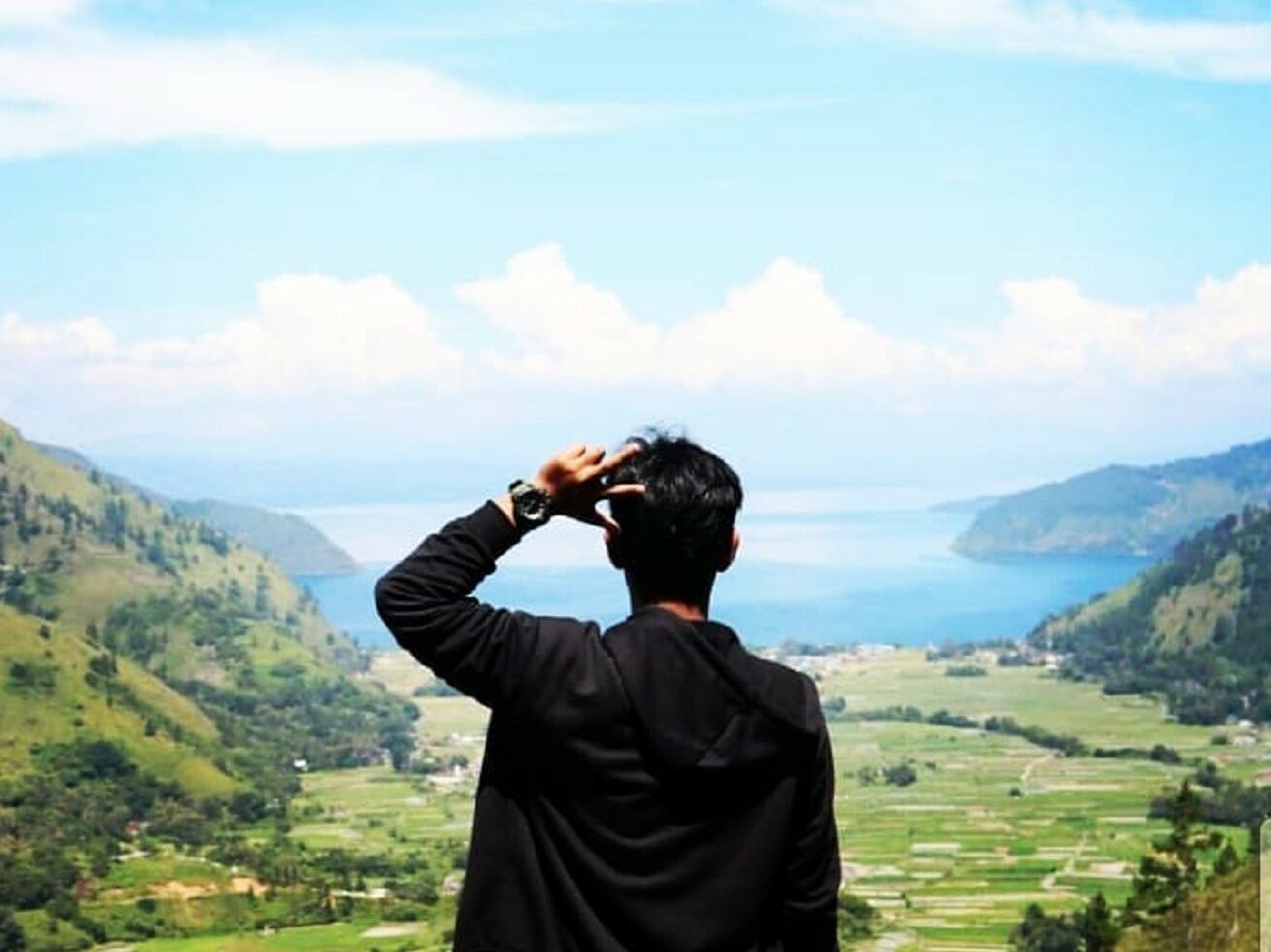 Melepas pandang ke panorama di hadapan Wisata Air Terjun Janji Humbang Hasandutan Sumatera Utara - ilhamaulia_koto