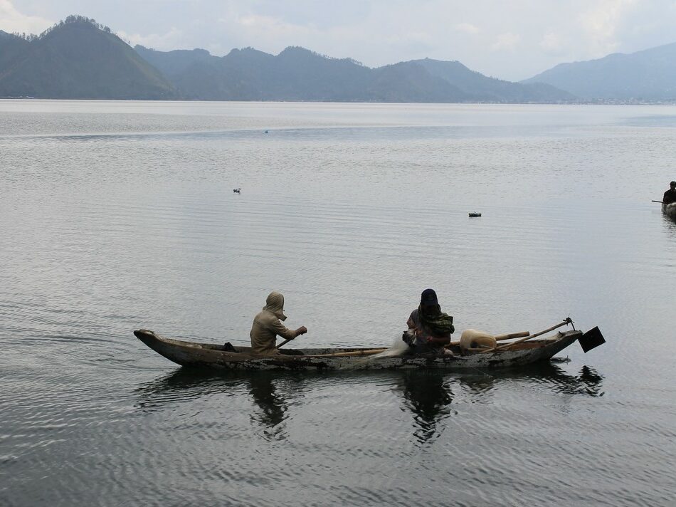 Pengunjung sedang bermain perahu rakit di Danau Lau Kawar