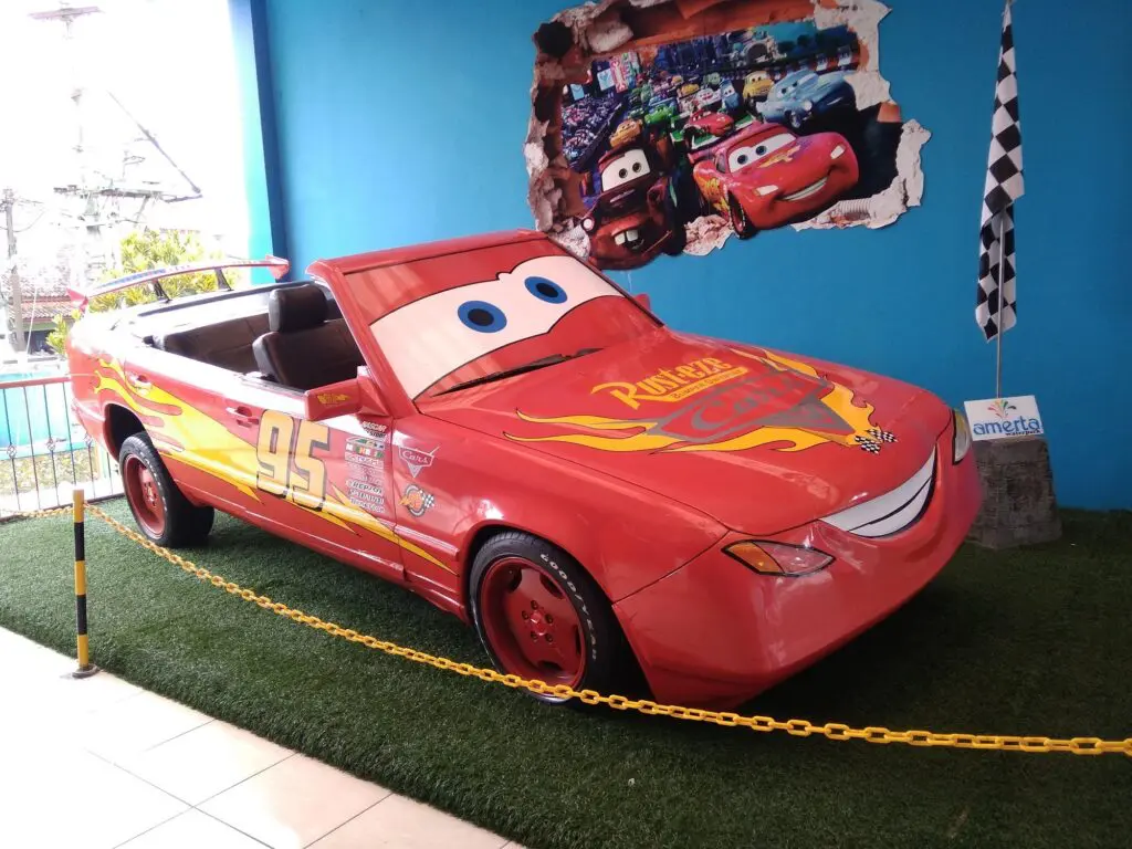 Mobil Lightning McQueen yang siap Diajak Berfoto