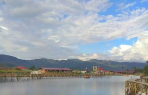 Panorama danau dan pegunungan Banto Rayo