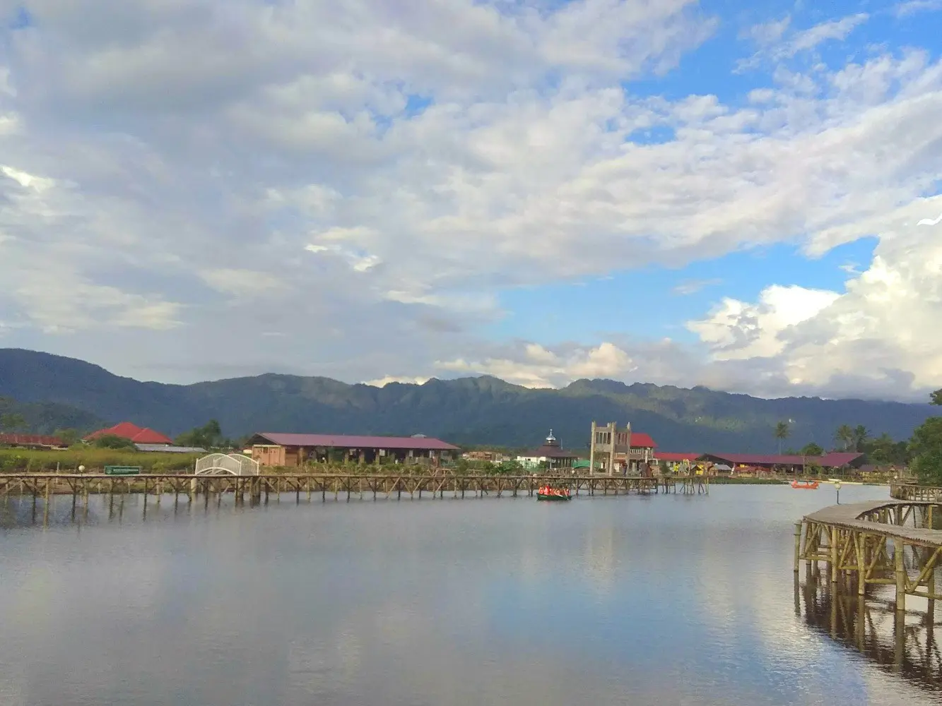 Panorama danau dan pegunungan Banto Rayo